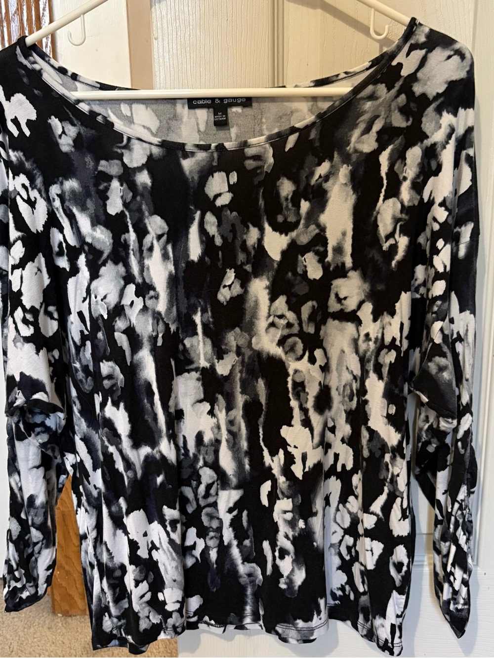 Cable & Gauge Abstract 3/4 Sleeve Top cold shoulder